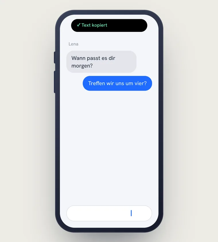 Vorschau der iPhone-Version: ein Chatverlauf, in den der diktierte Satz „Treffen wir uns um vier?“ eingesetzt wurde, oben die Meldung „Text kopiert“.
